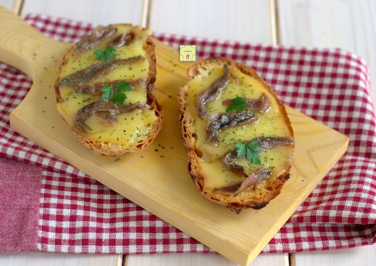 Bruschettas de scamorza y anchoas