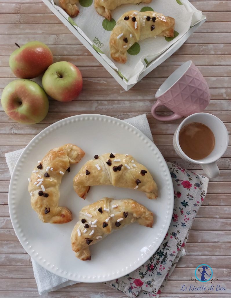 croissants rellenos con manzana rosa