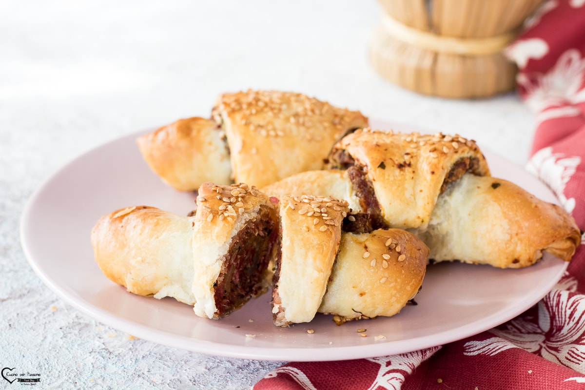 CRUASANES DE HOJALDRE CON CARNE PICADA