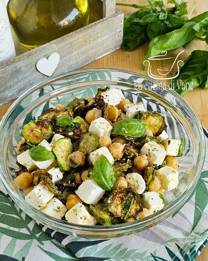 ensalada de verano con garbanzos, calabacines y feta