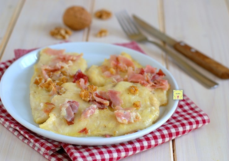 Escalopines de pollo con speck y nueces