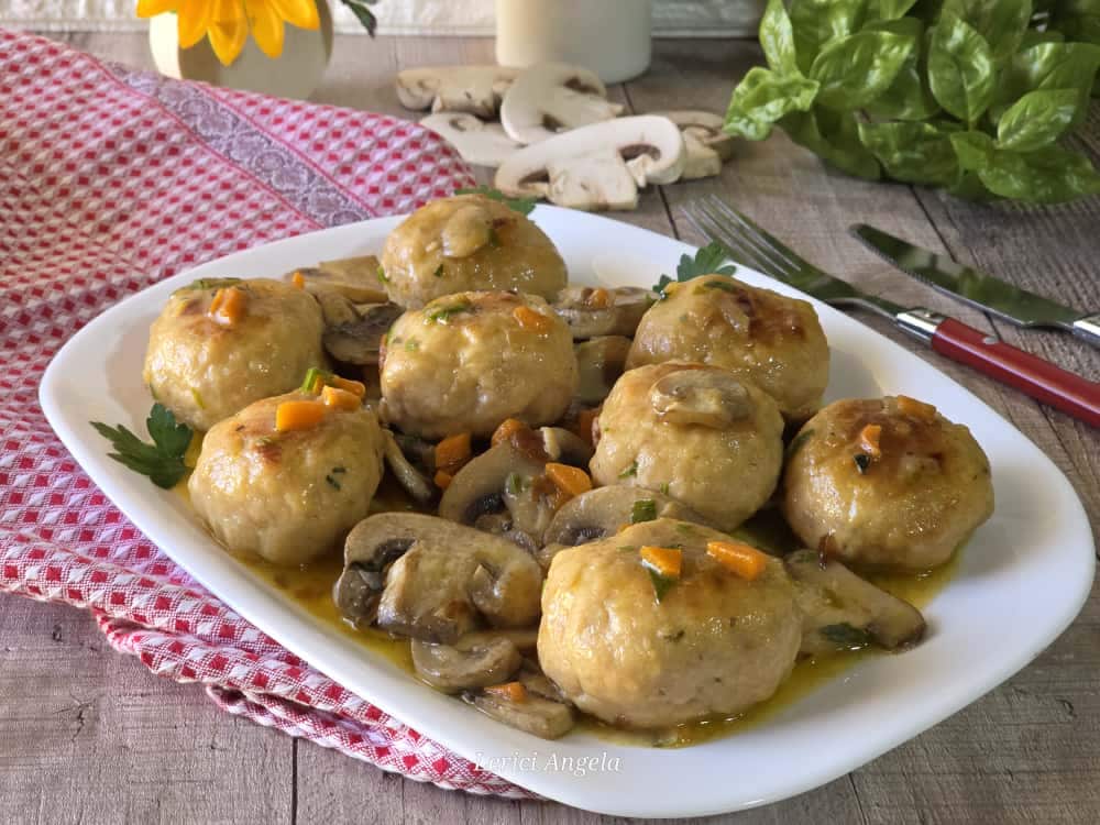 Albóndigas de pollo guisadas con champiñones