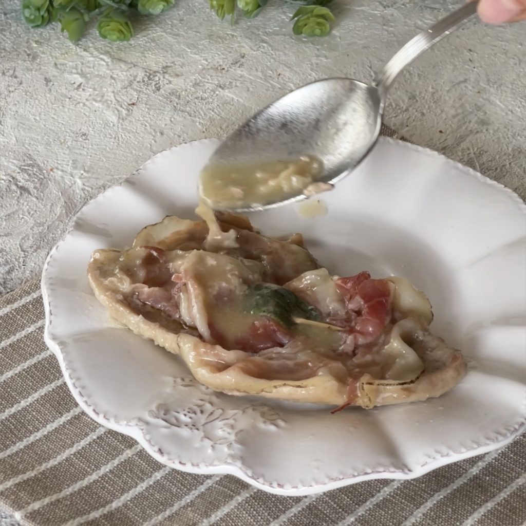 filetes de ternera en sartén suaves con panceta