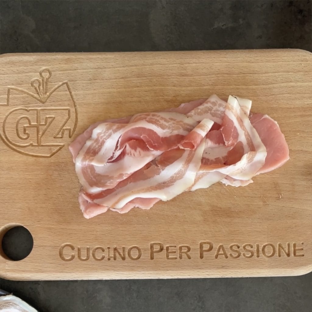 filetes de ternera en sartén suaves con panceta