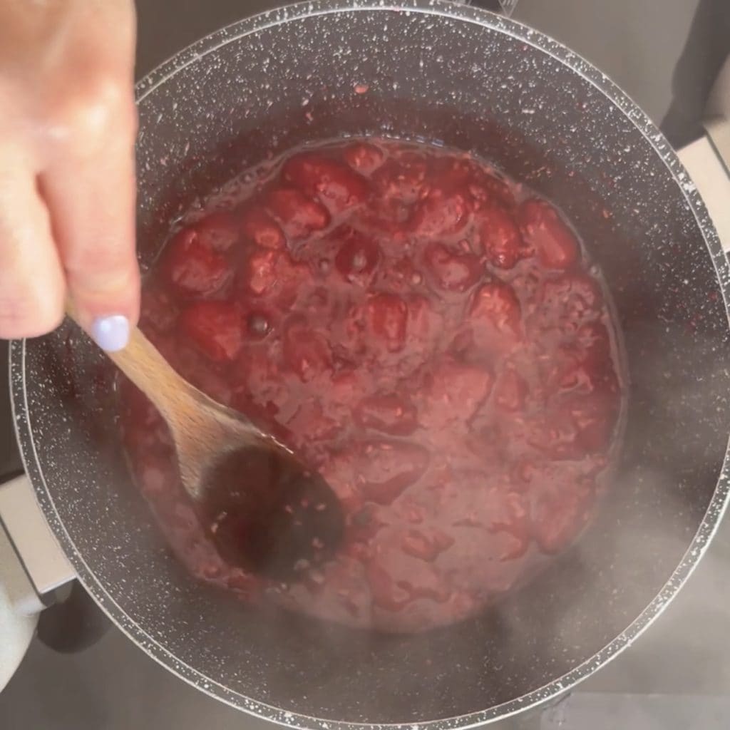 flan de leche con salsa de frambuesas