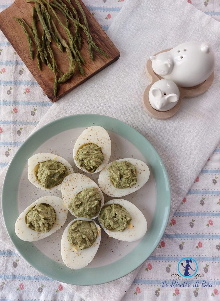 huevos cocidos con crema de espárragos
