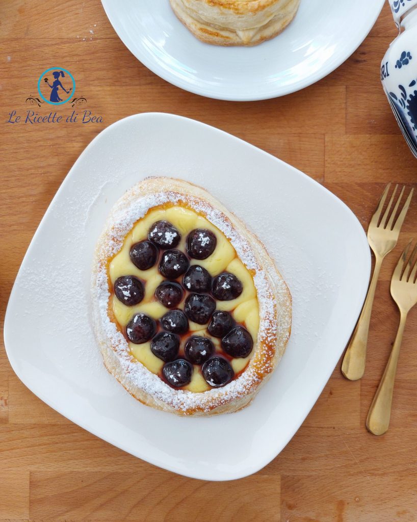 huevos de Pascua con el hojaldre con crema pastelera
