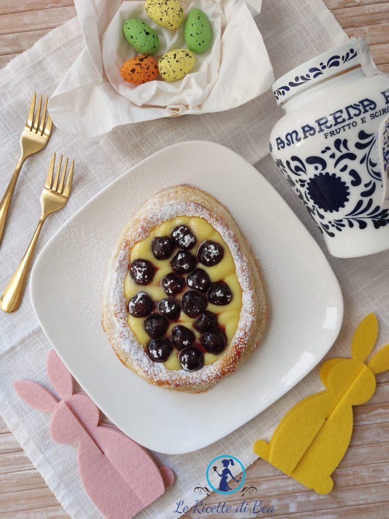 huevos de hojaldre con crema pastelera y cerezas en almíbar
