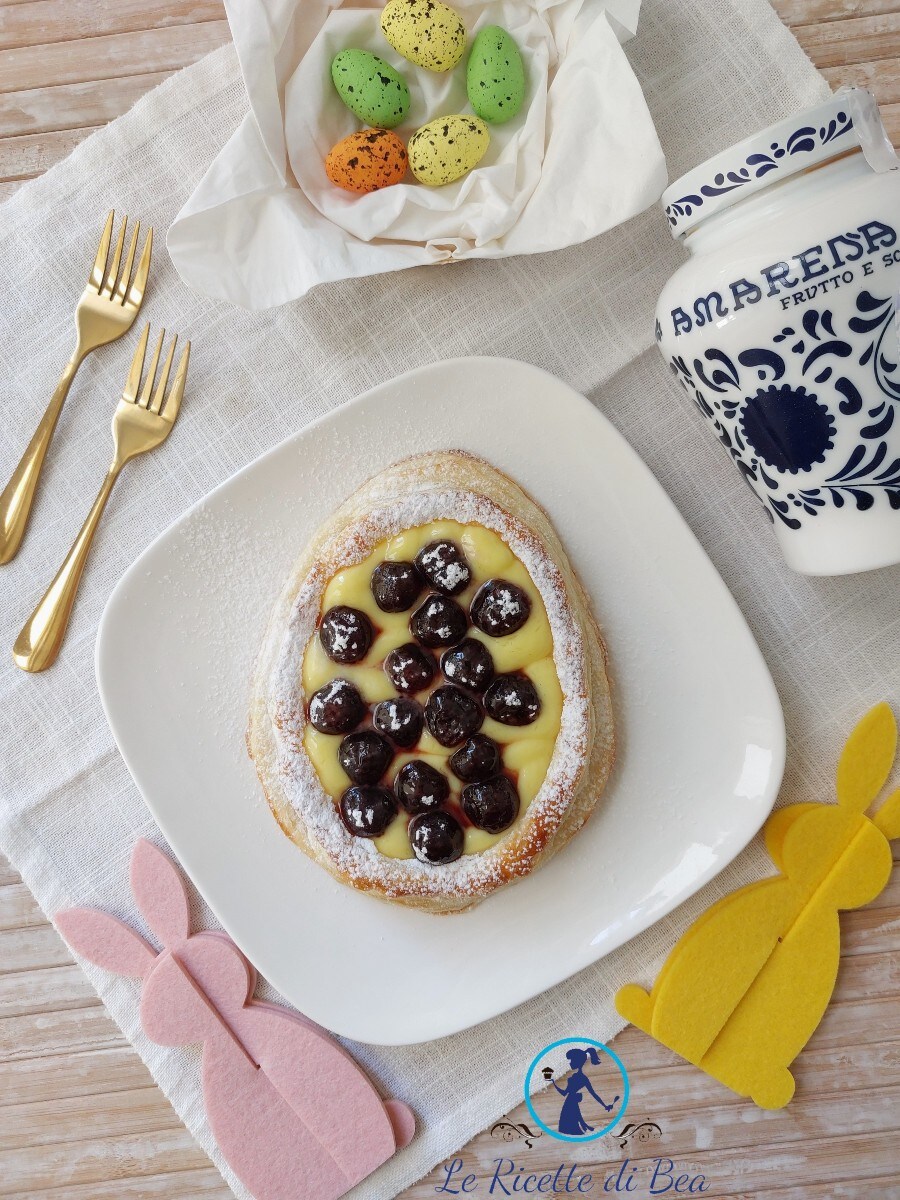 Huevos de hojaldre con crema y cerezas