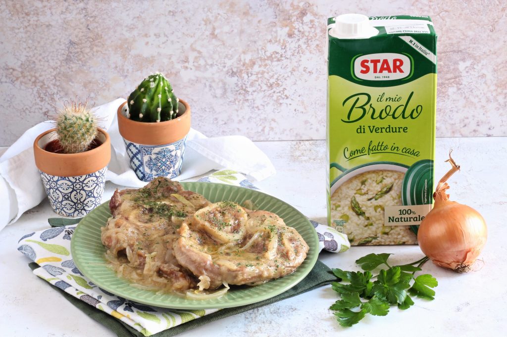 ossobucos guisados con cebollas en sartén