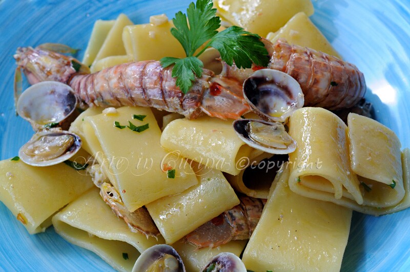 Paccheri con cigalas de mar y almejas