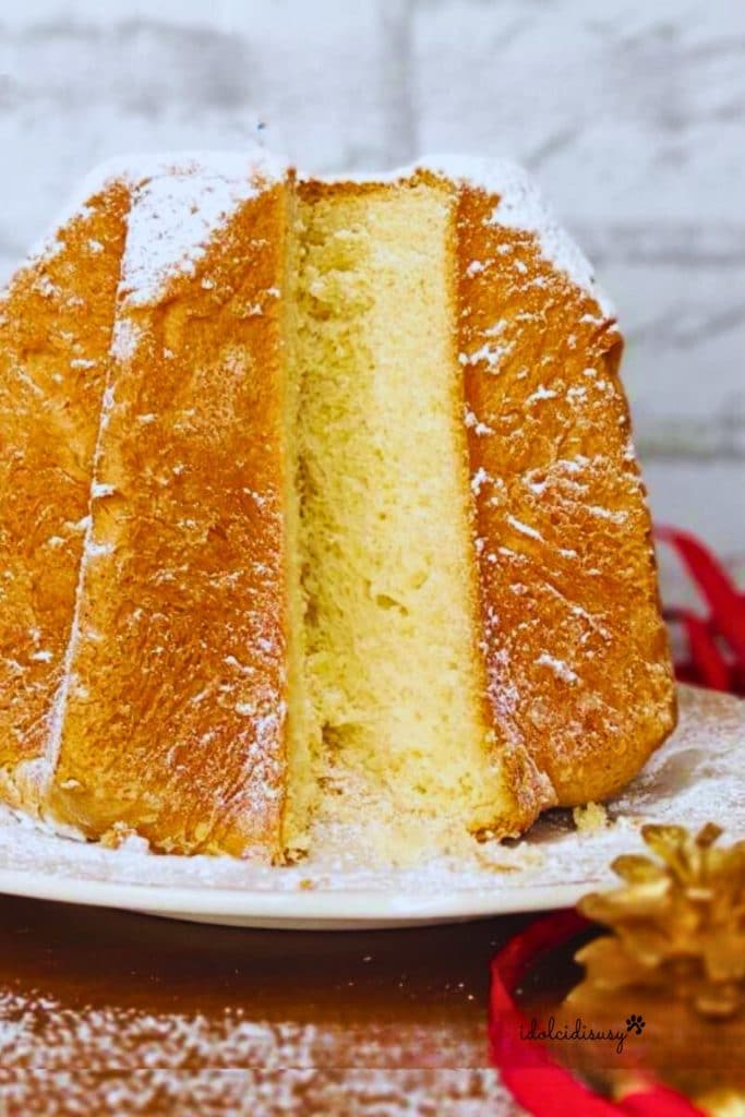 pandoro hojaldrado cortado con interior suave