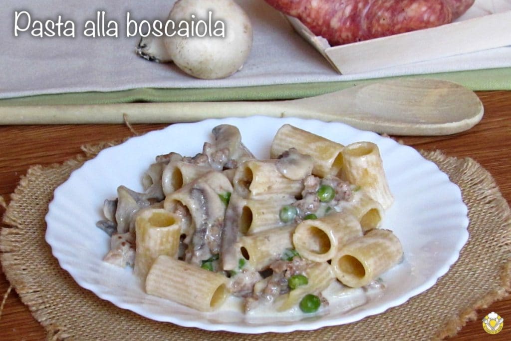 pasta alla boscaiola con salchicha setas nata y guisantes receta fácil sabrosa y cremosa el chicco di mais