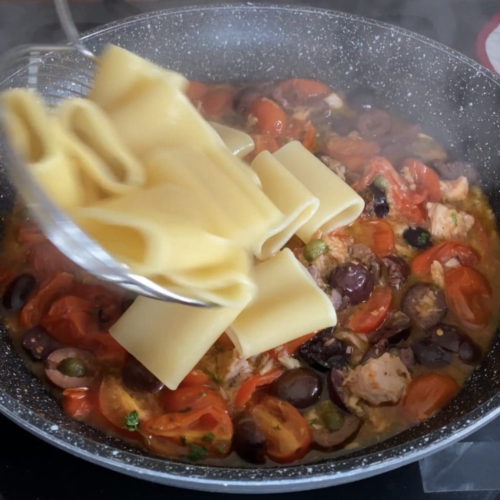 pasta atún aceitunas y alcaparras