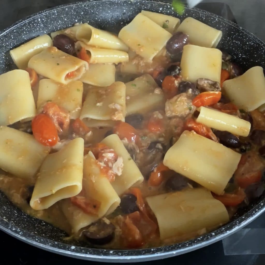 pasta atún aceitunas y alcaparras