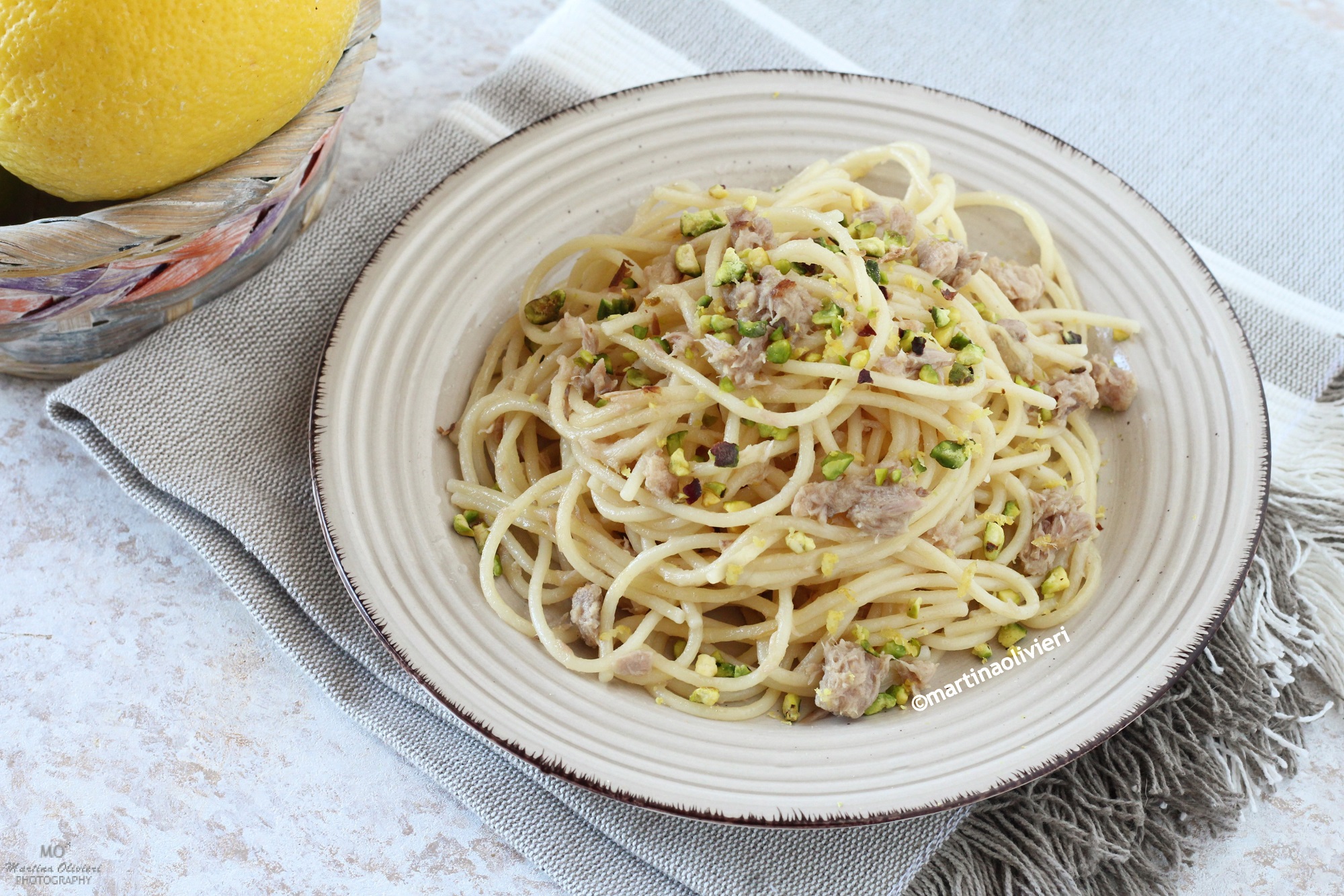 Espaguetis con atún, limón y pistachos
