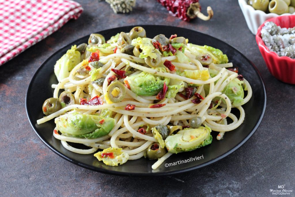 Pasta con coles de Bruselas, aceitunas y alcaparras