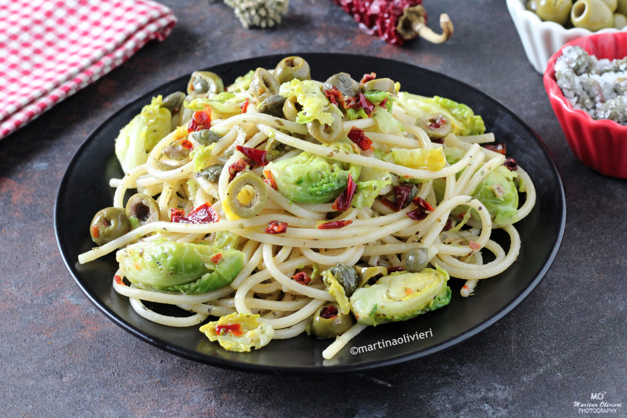 Pasta con coles de Bruselas, aceitunas y alcaparras