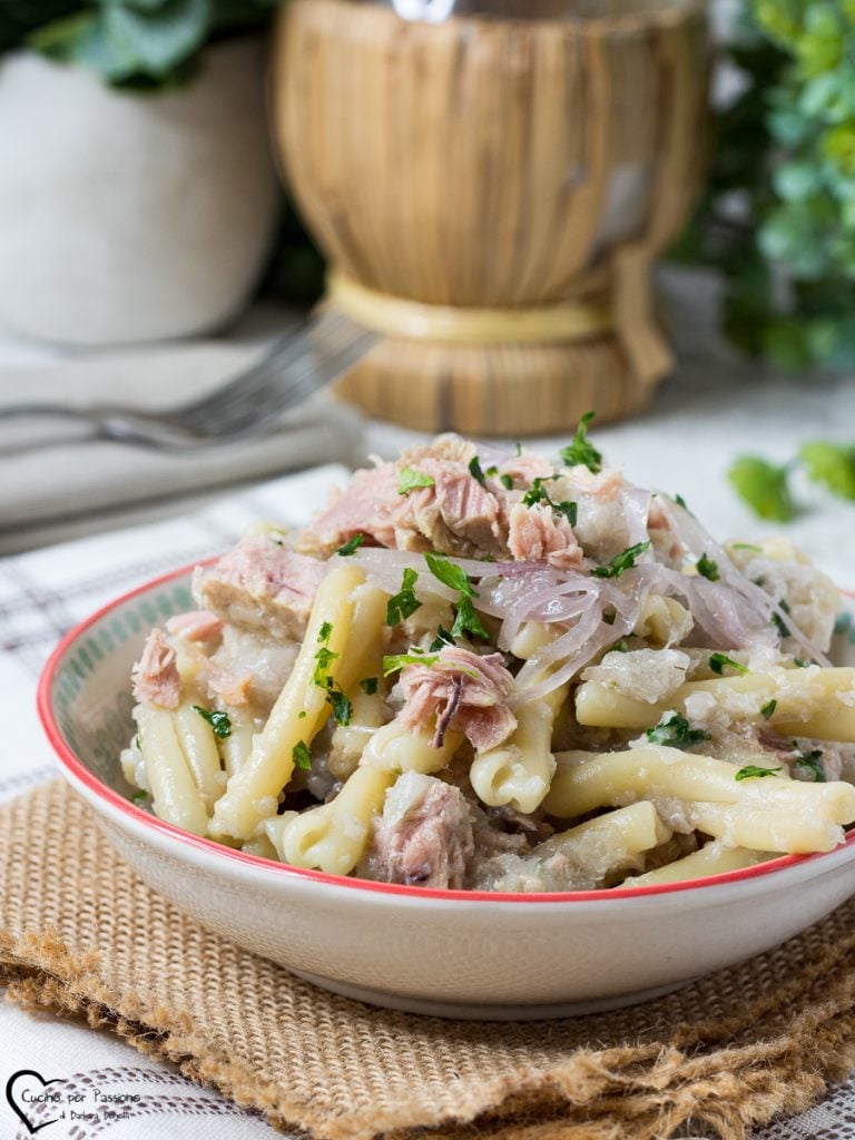 pasta con atún y cebolla