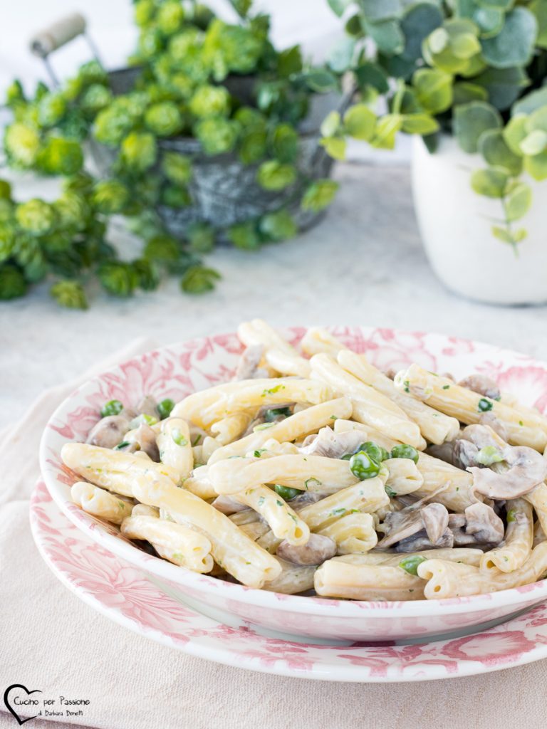 Pasta con guisantes y setas
