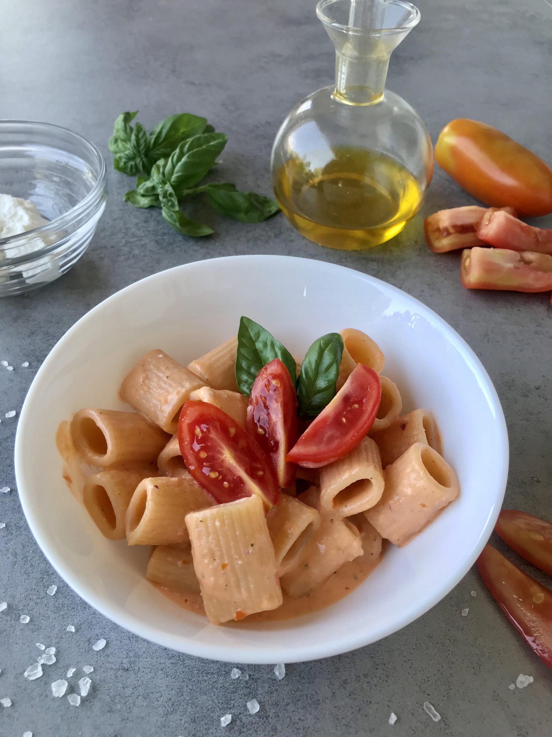 Pasta fría con ricotta y tomates