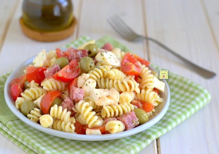 Pasta fría con salami, tomates cherry y aceitunas