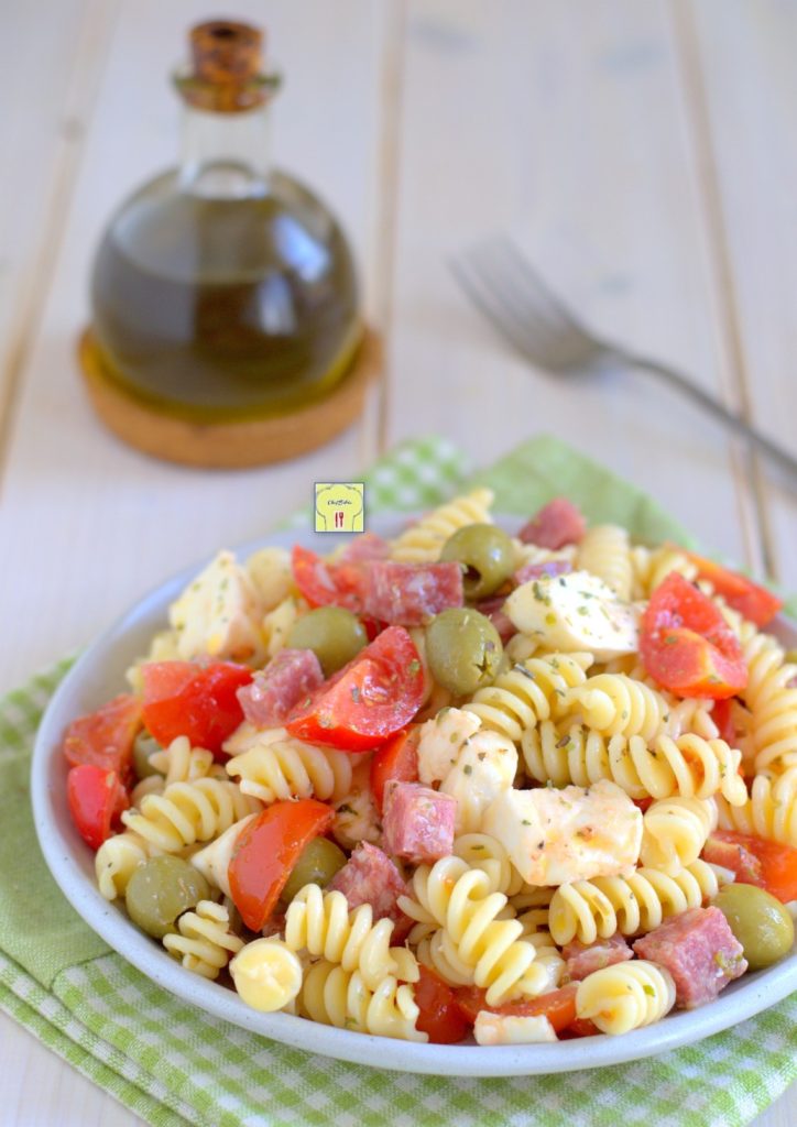 pasta fría con salami, tomates cherry y aceitunas gp