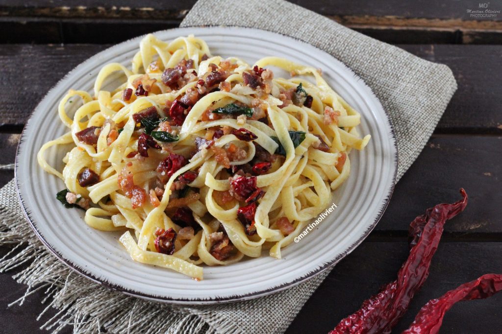 Pasta con guanciale y pimientos secos