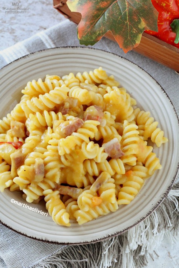 Pasta con patatas, calabaza y panceta