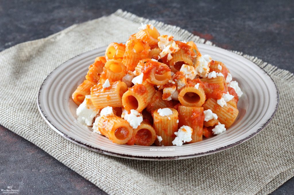 Pasta con crema de pimientos asados y feta