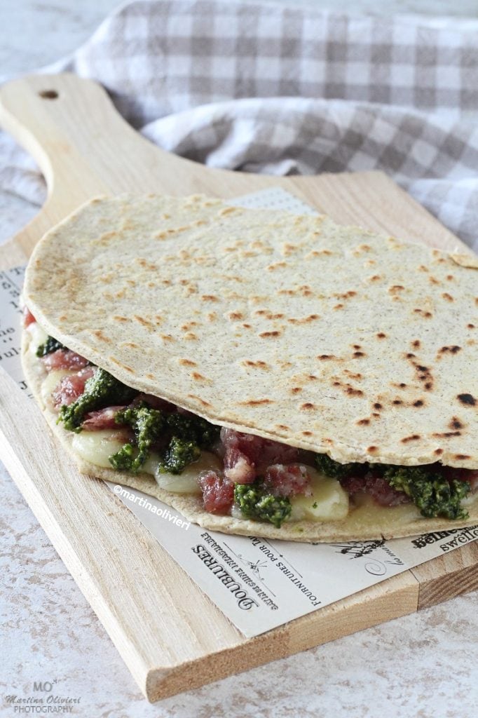 Piadina con salchicha, caciotta y pesto de rúcula