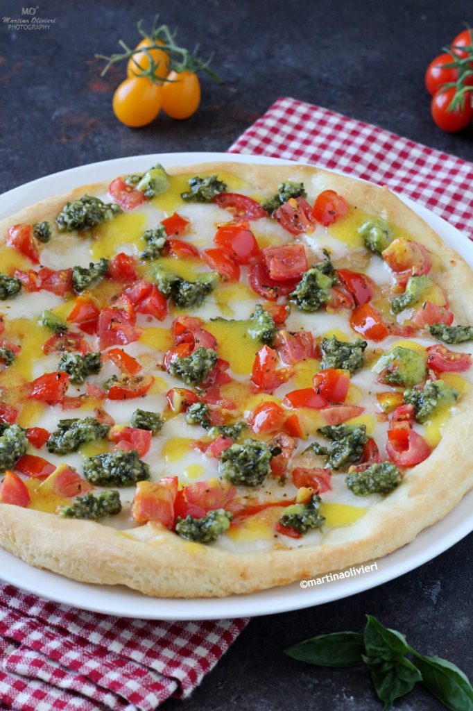 Pizza con tomates rojos, amarillos y mousse de albahaca