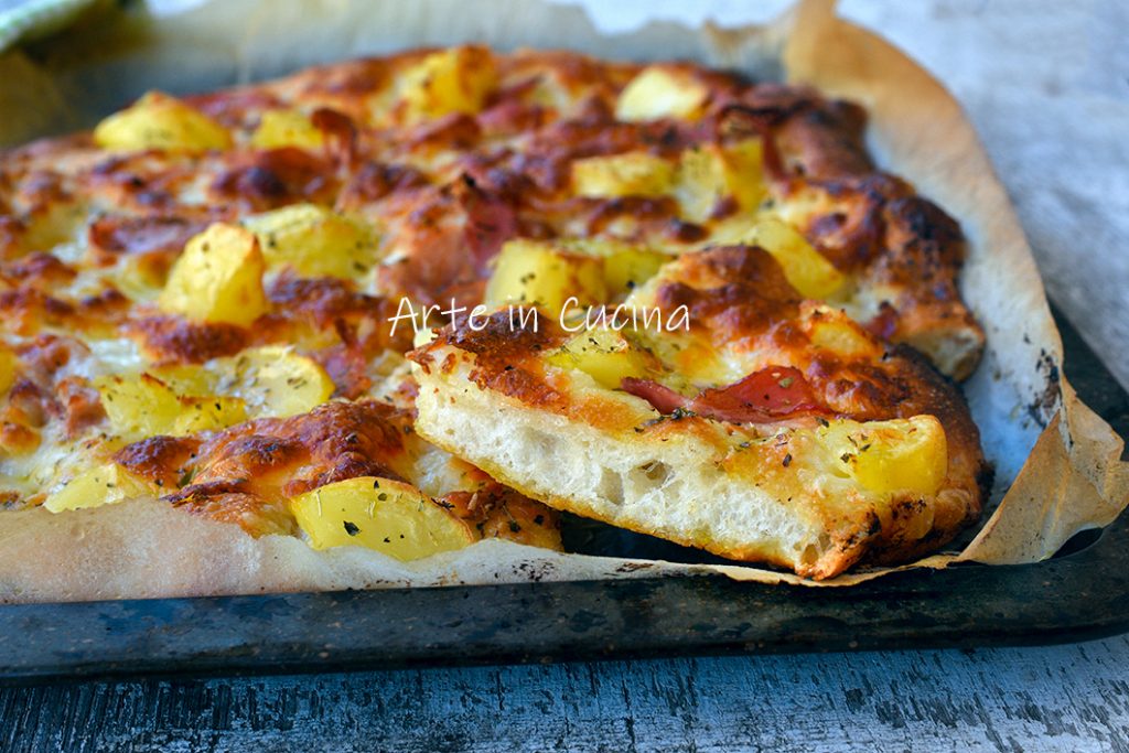 Pizza con patatas y orégano en bandeja