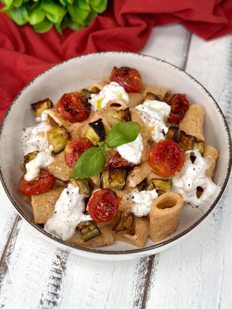 Pasta con crema di melanzane, pomodorini e burrata