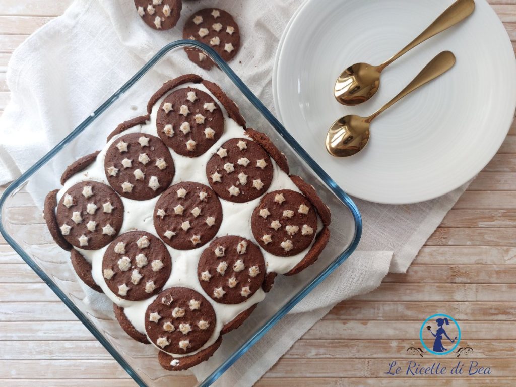 postre con nata montada y galletas