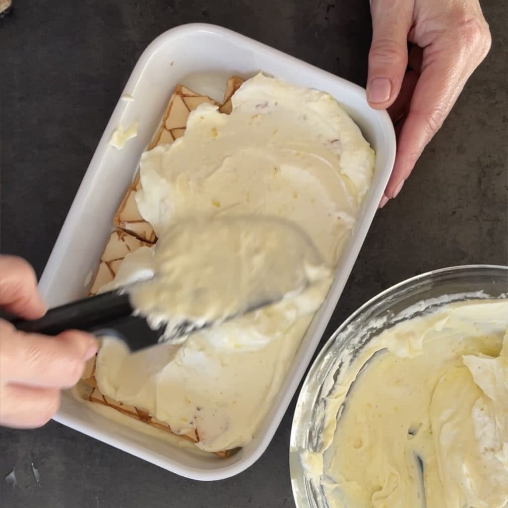 postre con hojaldres y crema chantilly