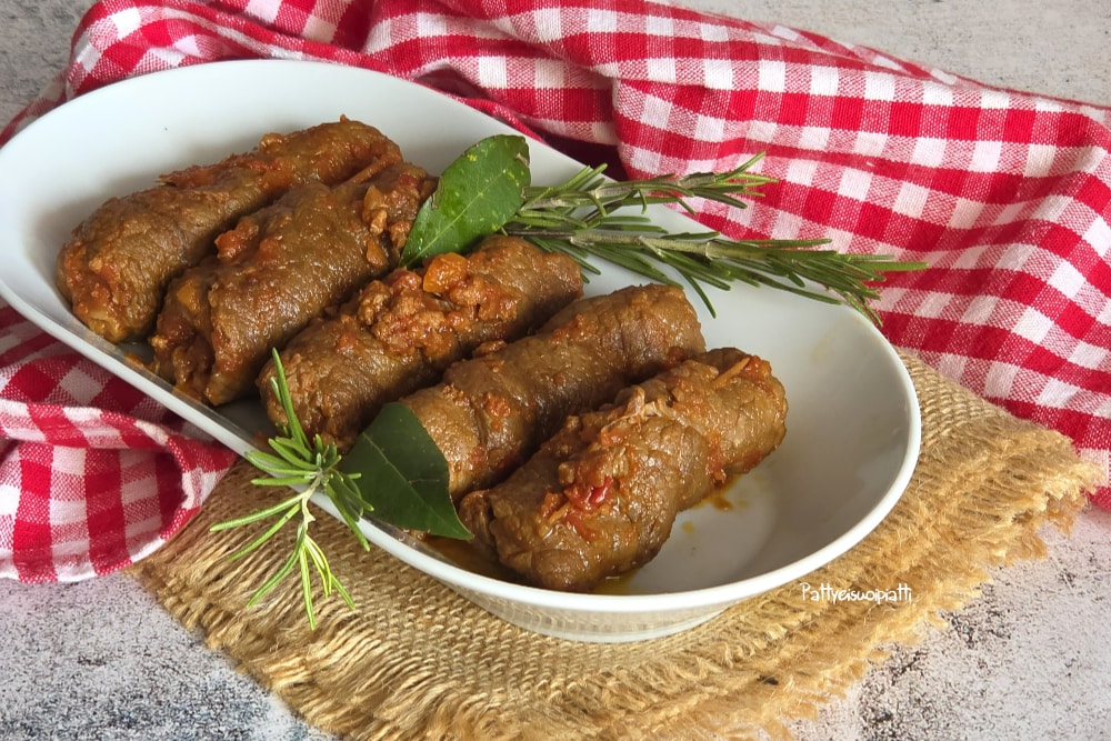 rollitos de carne con salsa de salchicha
