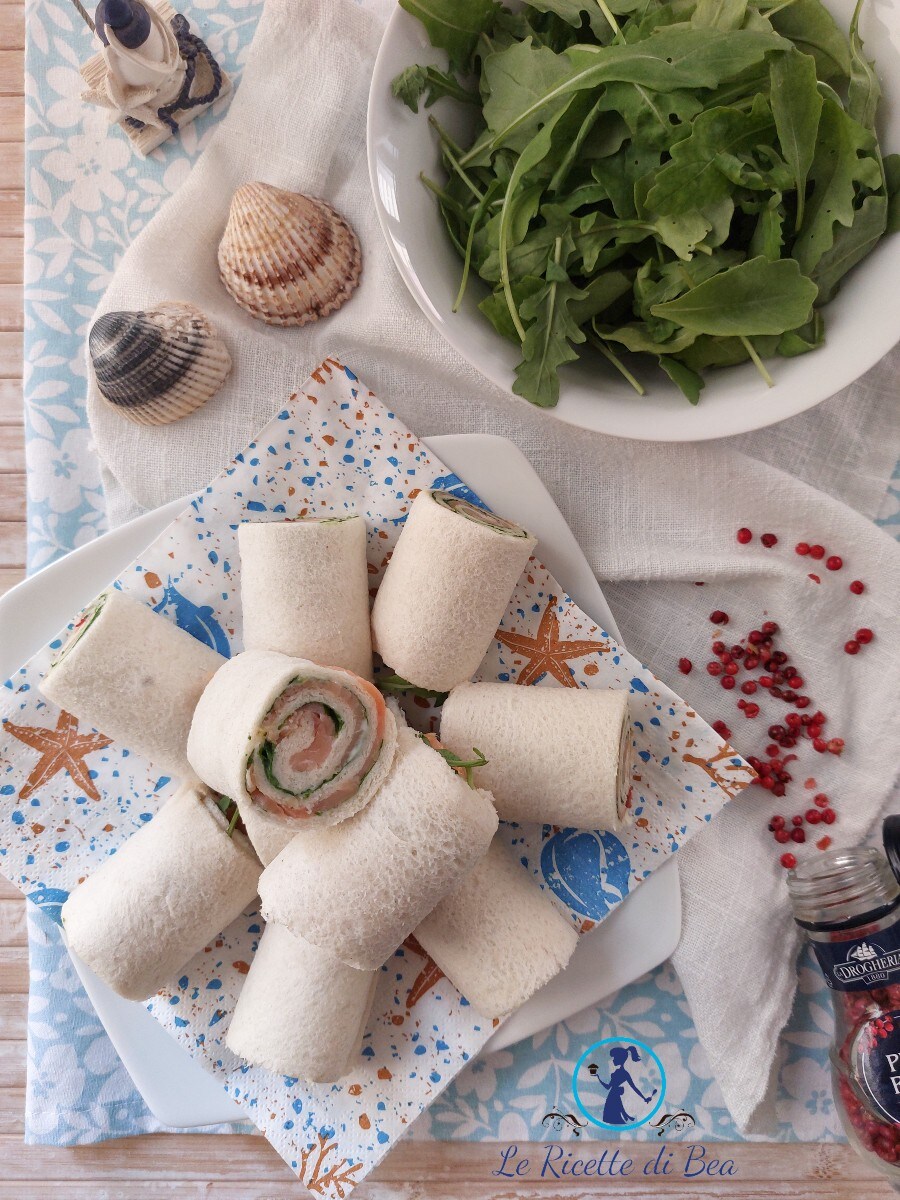 Rollitos con salmón y rúcula con pan de sandwich