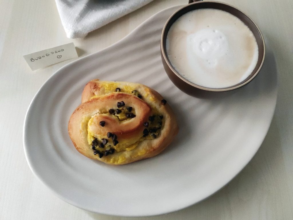 dulce con crema y chispas de chocolate