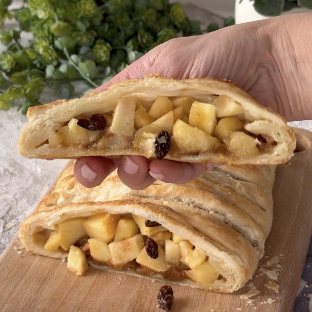 rolo de hojaldre con manzanas y mermelada