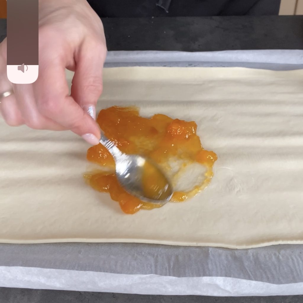 rolo de hojaldre con manzanas y mermelada