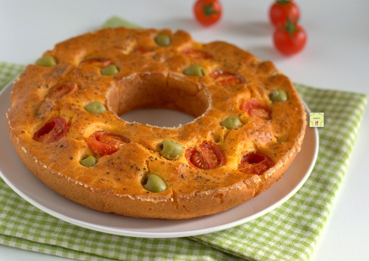 Rosca rústica con tomatitos y aceitunas