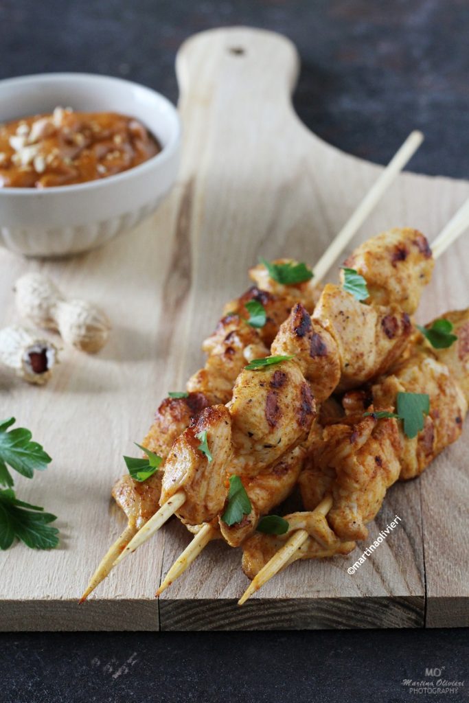 Satay de pollo con salsa de cacahuete