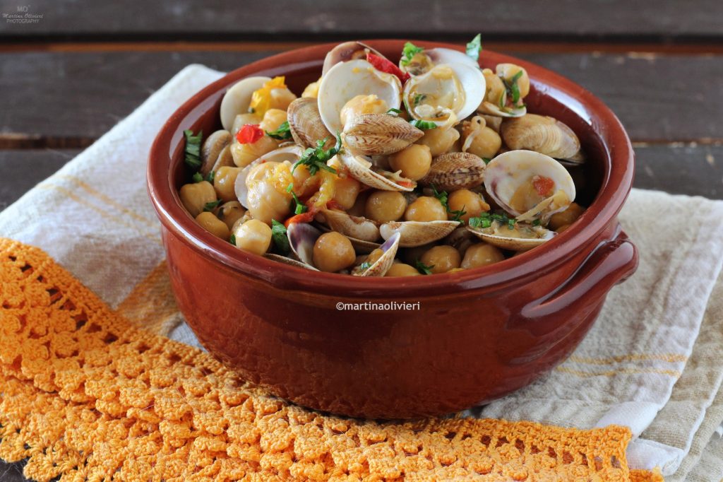 Sopa de garbanzos y almejas