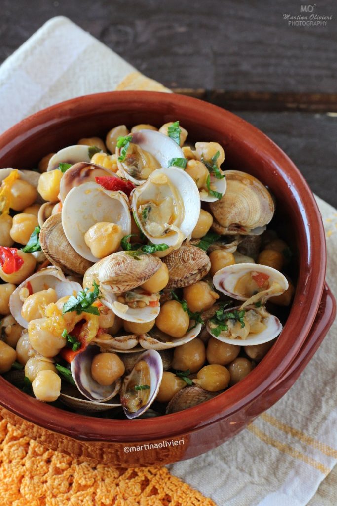 Sopa de garbanzos y almejas