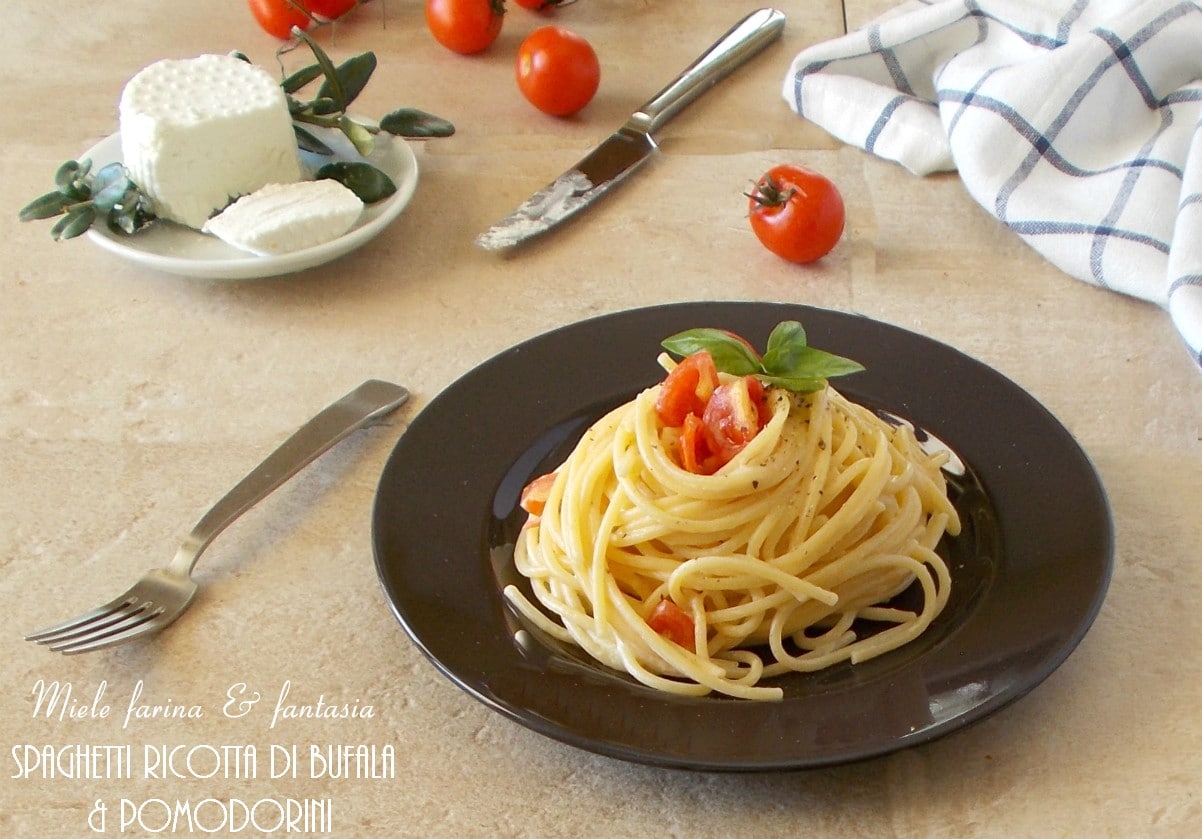 Spaghetti con ricotta de búfala y tomatitos