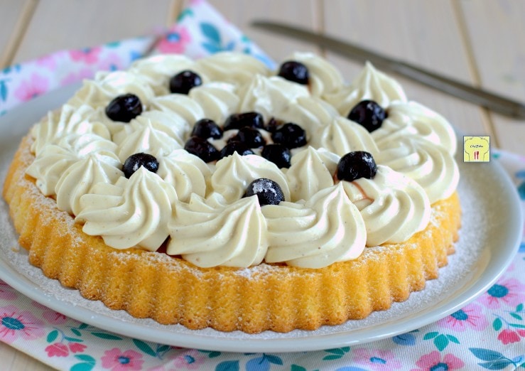 Tarta blanda diplomática y cerezas