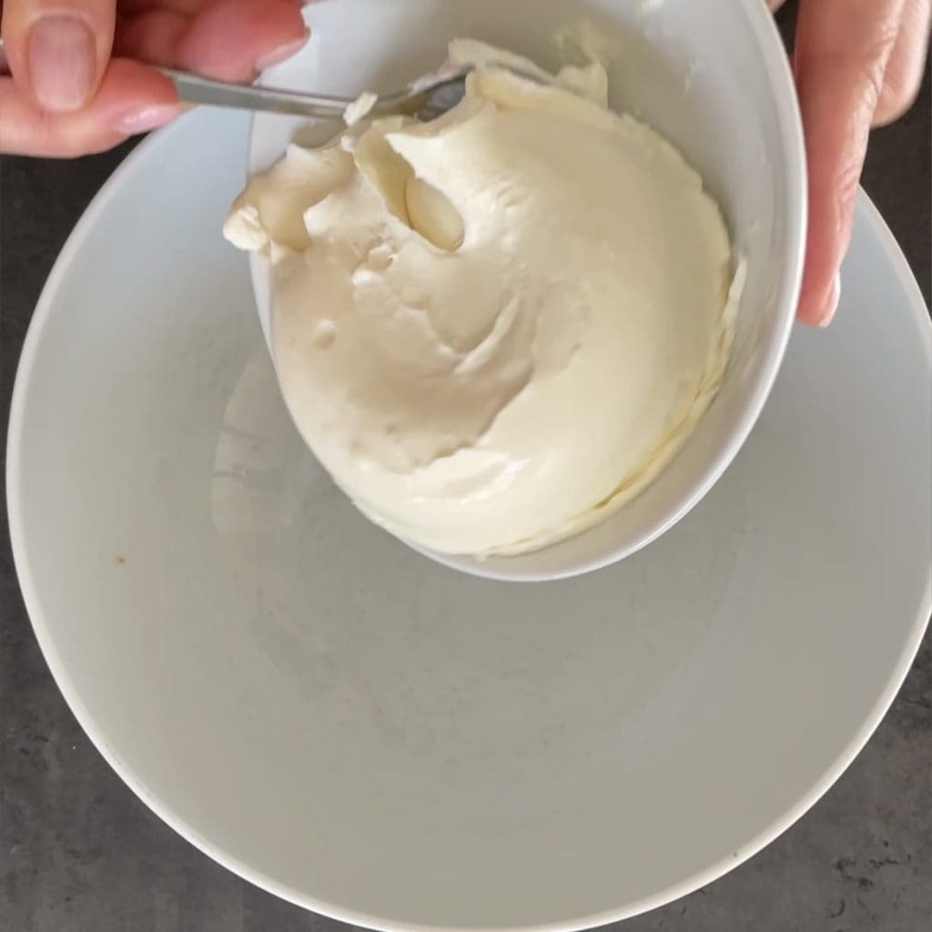 tarta con guindas en almíbar y yogur