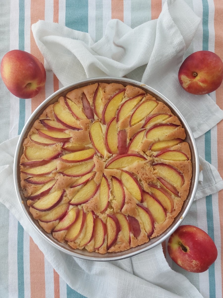Tarta con melocotones sin mantequilla esponjosa