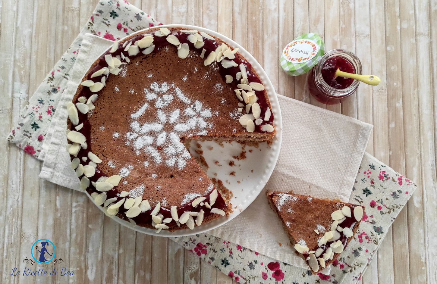 Tarta con trigo sarraceno y mermelada de frambuesas